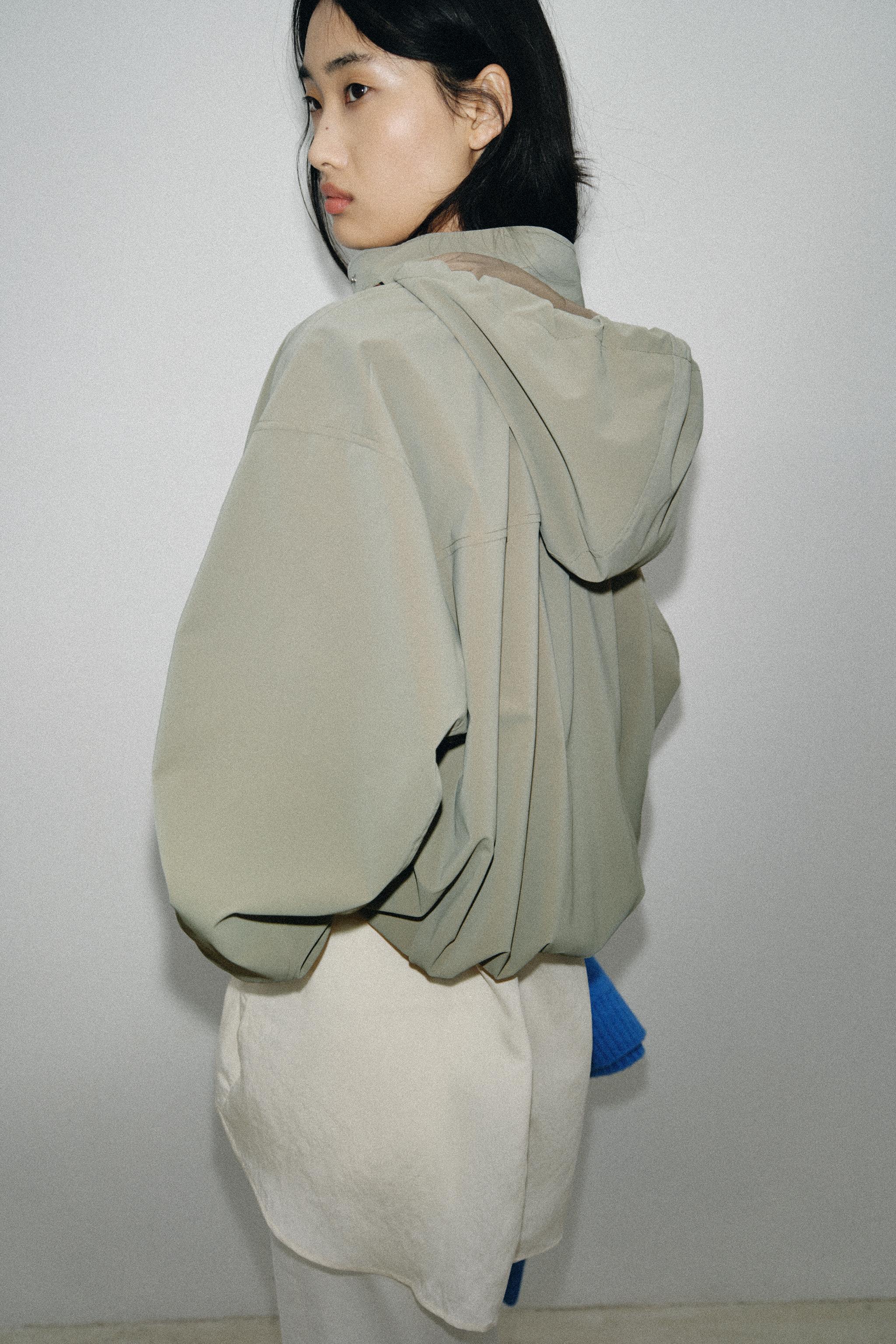 BLOUSON ENGOMMÉ À CAPUCHE